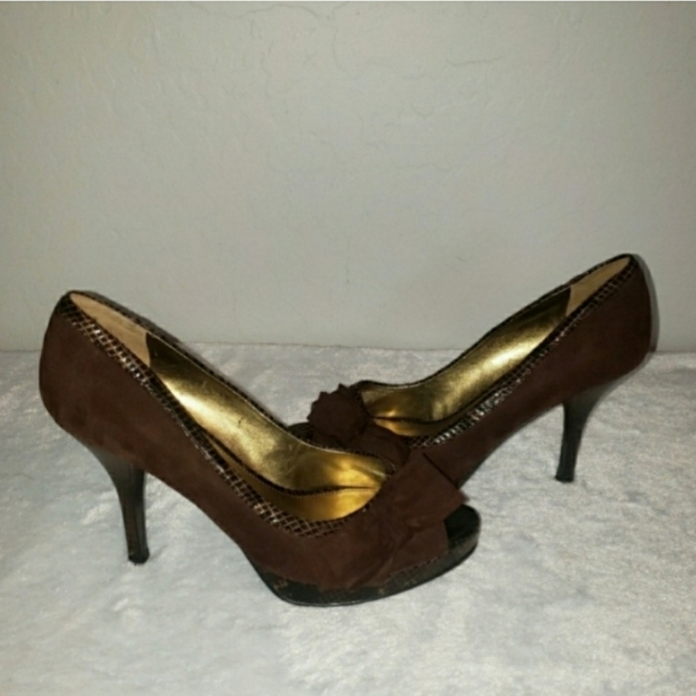 Marc Fisher womans size 8 brown suede peep toe heels with side bow detail - Picture 5 of 7